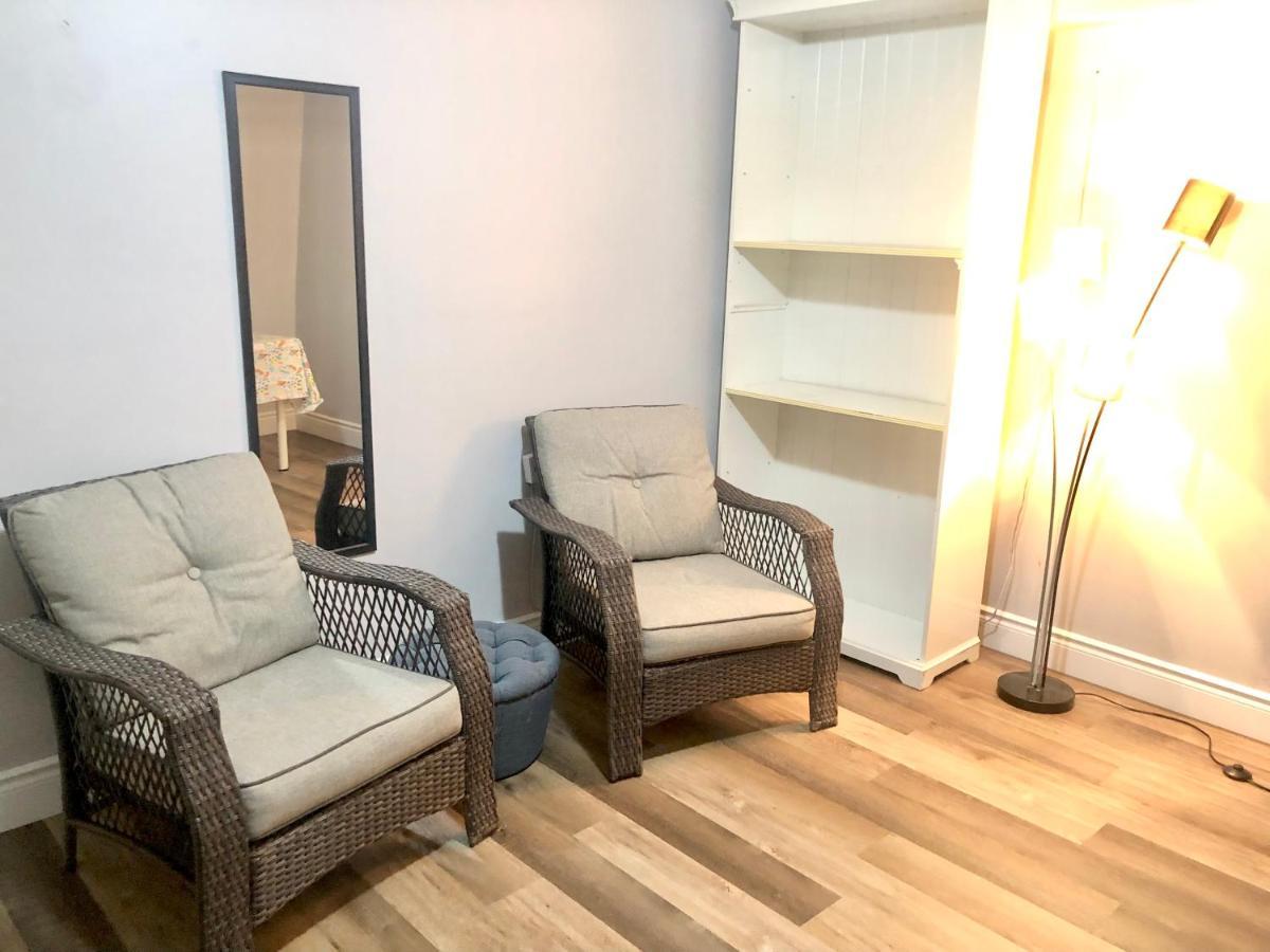 Cozy & Convenient 2-Bedroom Apartment With Private Entrance Toronto Exterior foto