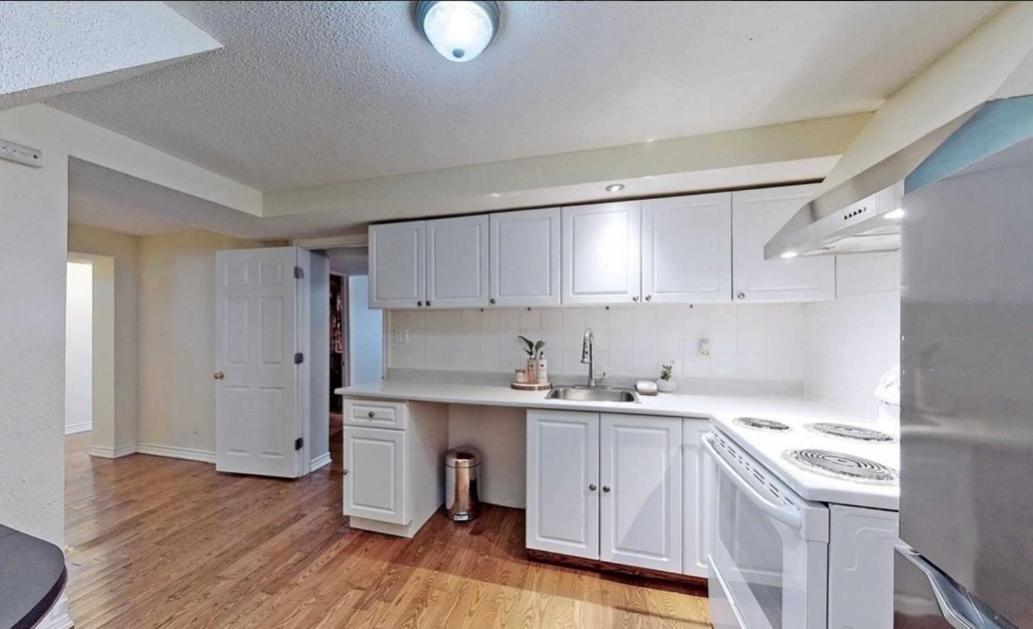 Cozy & Convenient 2-Bedroom Apartment With Private Entrance Toronto Exterior foto